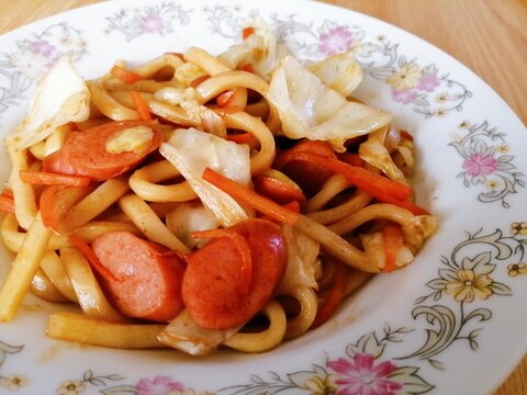 キャベツと人参とウインナーの焼きうどん